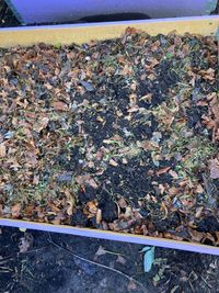 Kompost und eine Laub Rasenschnittdecke